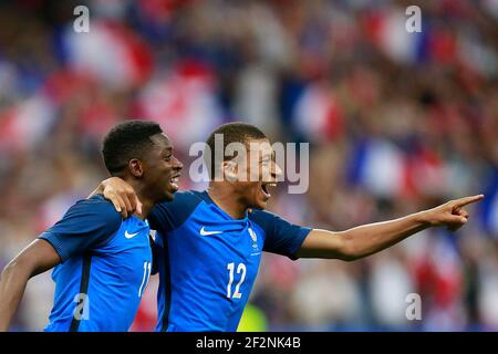 Ousmane Dembele, l'avant-projet français, et Kylian Mbappe, l'avant-projet français, célèbrent le match de football amical entre la France et l'Angleterre le 13 juin 2017 au Stade de France à Saint-Denis, France - photo Benjamin Cremel / DPPI Banque D'Images