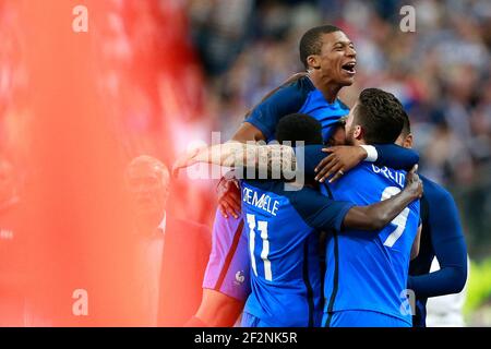 Ousmane Dembele, l'avant-projet français, et Kylian Mbappe, l'avant-projet français, célèbrent le match de football amical entre la France et l'Angleterre le 13 juin 2017 au Stade de France à Saint-Denis, France - photo Benjamin Cremel / DPPI Banque D'Images