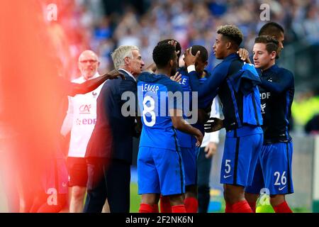 Ousmane Dembele, l'avant-projet français, et Kylian Mbappe, l'avant-projet français, célèbrent le match de football amical entre la France et l'Angleterre le 13 juin 2017 au Stade de France à Saint-Denis, France - photo Benjamin Cremel / DPPI Banque D'Images