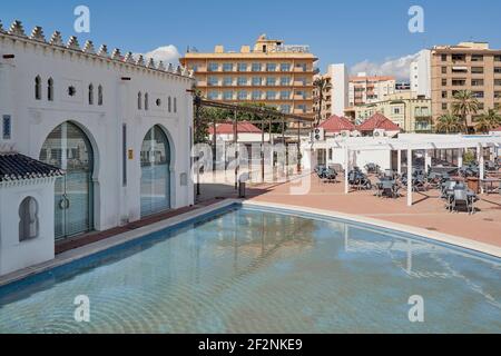 L'ancien bâtiment du marché aux poissons et l'étang dans le port d'El Grao de Castellon, bâtiment de style arabe, Espagne Banque D'Images