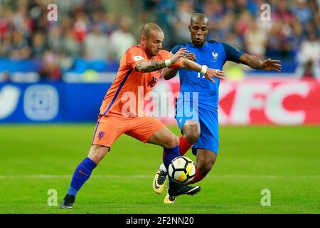 Le défenseur français Djibril Sidibe défie le milieu de terrain néerlandais Wesley Sneijder lors de la coupe du monde de la FIFA Russie 2018, Groupe qualifiant A match de football entre la France et les pays-Bas le 31 août 2017 au Stade de France à Saint-Denis, au nord de Paris, France - photo Benjamin Cremel / DPPI Banque D'Images