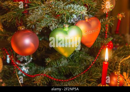 Décorations pour arbres de Noël, boules en verre, coeurs en verre, bougies en feu, pierres précieuses, morceaux d'or Banque D'Images