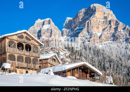 Maisons en bois rustiques traditionnelles dans le village de COI à Val di Zoldo, paysage enneigé avec le mont Pelmo derrière. Val di Zoldo, province de Belluno, Vénétie, Italie Banque D'Images