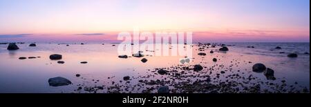 Estonie, île Baltique Hiiumaa, archipel dans la lumière du soir, longue exposition, panorama, haute résolution Banque D'Images