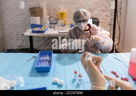 Milan, Italie. 10 mars 2021. Un médecin vu pendant la préparation du vaccin AstraZeneca. Le Musée national de la science et de la technologie Leonardo Da Vinci de Milan, considéré comme le plus grand musée de la science et de la technologie en Italie, en coopération avec Ospedale San Giuseppe (MultiMedica Group), accueille la campagne de vaccination anti-Covid-19. Près de 500 vaccins, principalement la typologie d'AstraZeneca, seront distribués quotidiennement aux citoyens locaux, avec des enseignants et du personnel scolaire au cours de la première semaine. (Photo de Valeria Ferraro/SOPA Images/Sipa USA) crédit: SIPA USA/Alay Live News Banque D'Images