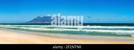 Panorama, Afrique du Sud, le Cap, Bloubergstrand, vue sur Table Mountain, kitesurfer Banque D'Images