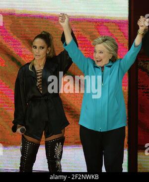 Miami, États-Unis d'Amérique. 29 octobre 2016. MIAMI, FL - OCTOBRE 29: Jennifer Lopez, Hillary Clinton et Marc Anthony sont vus à la Jennifer Lopez devient fort pour Hillary Clinton au concert GOTV à Miami au Bayfront Park Amphitheatre le 29 octobre 2016 à Miami, Floride personnes: Jennifer Lopez, Hillary Clinton, Marc Anthony crédit: Storms Media Group/Alamy Live News Banque D'Images