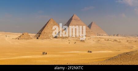 Panorama, Egypte, pyramides de Gizeh, dromadaires, vue lointaine Banque D'Images