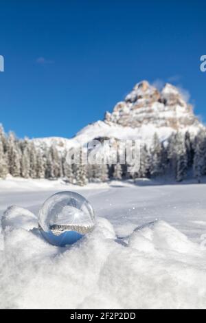 Tre cime di Lavaredo, Dolomites, vu à travers une boule de cristal en hiver, paysage enneigé, Auronzo di Cadore, Belluno, Vénétie, Italie Banque D'Images
