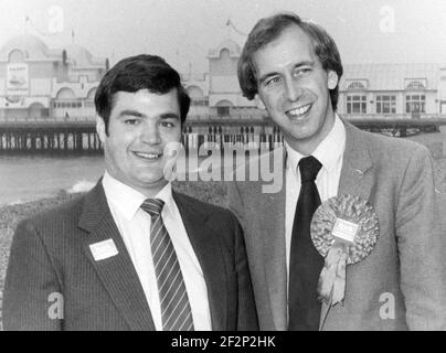 LE PSD DÉFECTOR FELIX AUBEL AVEC LE CANDIDAT CONSERVATEUR PATRICK ROCK TOILE AU PORTSMOUTH SUD PAR ÉLECTION. PIC MIKE WALKER, 1984 Banque D'Images