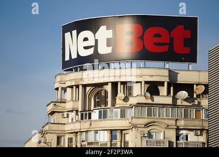 Bucarest, Roumanie - 25 janvier 2021: Une grande publicité NetBet de l'opérateur de jeu NetBet Enterprises Ltd, est vu au-dessus d'un bloc d'appartements dans Banque D'Images