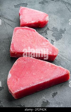 Ensemble de steaks de thon surgelé, sur fond de pierre grise Banque D'Images