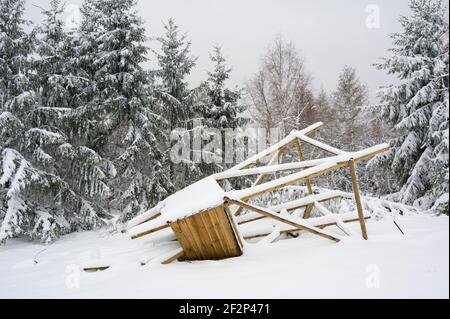 Siège haut en hiver qui a été frappé par une tempête, Spessart, Bavière, Allemagne Banque D'Images