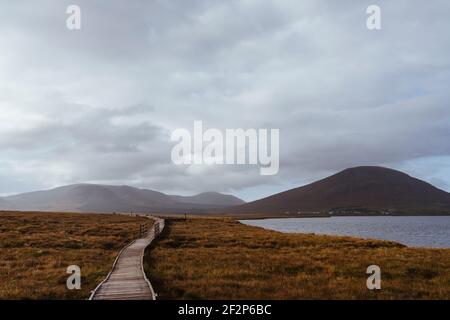 Marche dans le parc national de Ballycroy, Irlande Banque D'Images