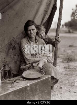 Famille des travailleurs agricoles migrants. Sept enfants sans nourriture. Mère âgée de trente-deux ans. Père est un californien natif. Nipomo, Californie Photographie montre Florence Thompson avec deux de ses enfants dans le cadre de la série 'Migran Mother'. Mars 1936 . Photo de Dorothea Lange. Banque D'Images