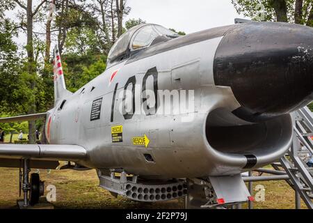 Gros plan sur un chasseur à réaction sabre F-86D japonais nord-américain de la Japan Air Self-Defense Force, à la base de Nara, dans la ville de Nara, au Japon Banque D'Images