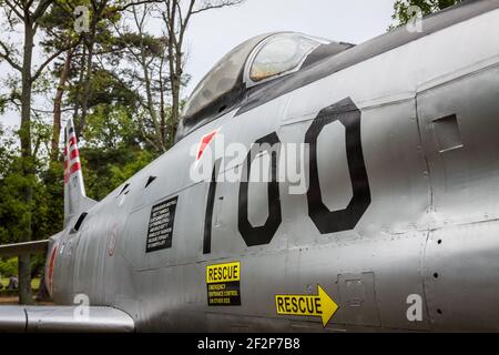 Gros plan sur un chasseur à réaction sabre F-86D japonais nord-américain de la Japan Air Self-Defense Force, à la base de Nara, dans la ville de Nara, au Japon Banque D'Images