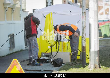 Les employés exécutent des câbles à fibres optiques pour un accès Internet haut débit et une meilleure connectivité des télécommunications via Velika Gorica. Banque D'Images