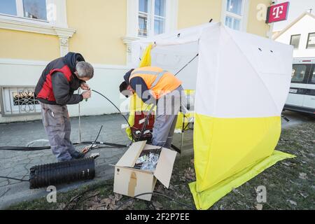 Les employés exécutent des câbles à fibres optiques pour un accès Internet haut débit et une meilleure connectivité des télécommunications via Velika Gorica. Banque D'Images