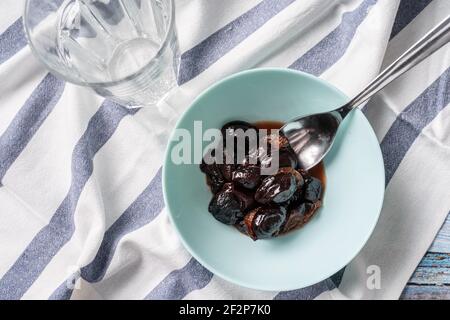 pruneaux faciles à cuire, fruits secs de prune cuits dans un bol sur la table Banque D'Images