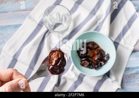 pruneaux faciles à cuire, fruits secs de prune cuits dans un bol sur la table Banque D'Images