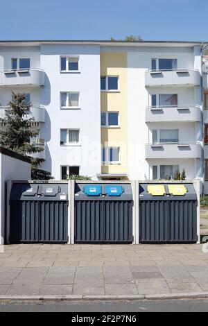 Poubelles devant des bâtiments résidentiels modernes, Brême, Allemagne Banque D'Images