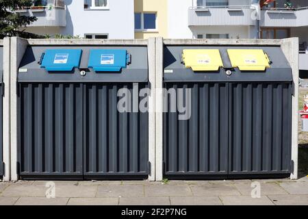 Poubelles devant des bâtiments résidentiels modernes, Brême, Allemagne Banque D'Images