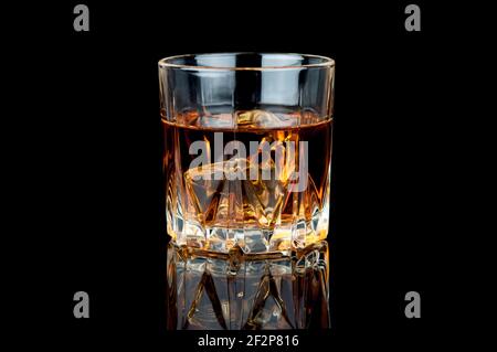 Whisky avec glace sur fond noir. Banque D'Images