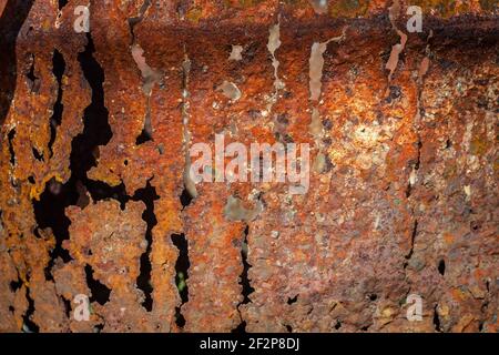 Gros plan sur la texture de la plaque corrodée en métal rouillé orange et brun Banque D'Images