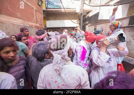 Inde Vrindavan Groupe de touristes prêts à se rendre visite Au temple de Banke Bihari pendant les festivités de Holi Banque D'Images