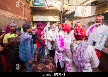 Inde Vrindavan Groupe de touristes prêts à se rendre visite Au temple de Banke Bihari pendant les festivités de Holi Banque D'Images