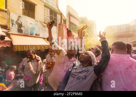 Inde les dévotés de Vrindavan enferment un selfie lors d'une visite à Temple Banke Bihari pendant les festivités de Holi Banque D'Images