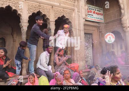 Inde les dévotés de Vrindavan jettent le gulal lors d'une visite à Banke Temple de Bihari pendant les festivités de Holi Banque D'Images