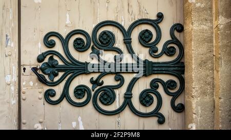 Ferrures sur la porte d'entrée de l'église à simple nef de Saint Etienne. Il a été construit dans le style gothique du Languedoc entre les XIIIe et XVIIe siècles à Vendres. Banque D'Images