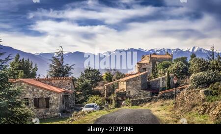 Vue sur le hameau de Marcevol et les Pyrénées Banque D'Images