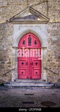 Portail de l'église Saint Pierre aux Liens à Lespignan. Construit aux XIIIe et XIVe siècles dans le style gothique. Banque D'Images