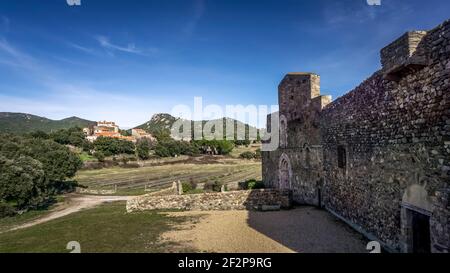 Vue sur le hameau de Marcevol depuis l'église prieuré de Marcevol, construite au XIIe siècle. Monument historique. Banque D'Images