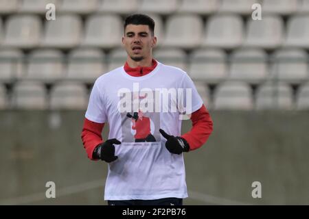 Reims, Marne, France. 12 mars 2021. Milieu de terrain DE Reims MATHIEU CAFARO en action pendant le championnat français de football Ligue 1 Uber Eats Stade de Reims contre l'Olympique Lyonnais au stade Auguste Delaune - Reims.Stade de Reims les joueurs portent un maillot pendant le réchauffement en soutien d'un photojournaliste qui est dans le coma après un assaut sauvage Dans un quartier de Reims pendant qu'il rapportait .tract match 1:1 crédit: Pierre Stevenin/ZUMA Wire/Alay Live News Banque D'Images