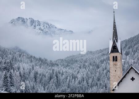 Ancienne église de la Beata Vergine della Salute (Sainte Vierge de la Santé ) en position dominante dans la petite ville de Caviola, hameau de Falcade, Valle del Biois, province de Belluno, Vénétie, Italie Banque D'Images