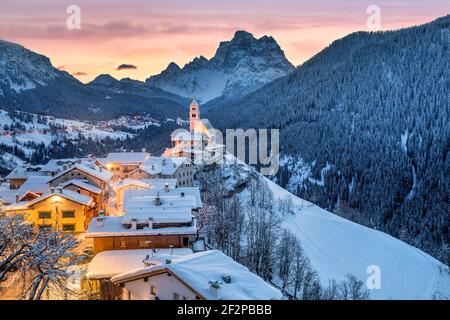 Italie, Vénétie, Belluno, Agordino, le village de Colle Santa Lucia en hiver avec le mont Pelmo en arrière-plan, Dolomites Banque D'Images