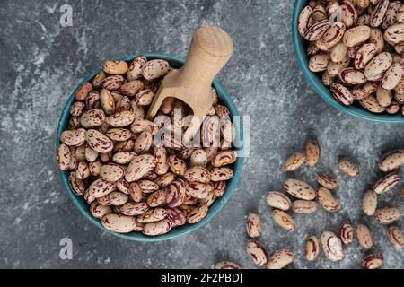 Grains de haricots crus affichés dans des bols bleus Banque D'Images