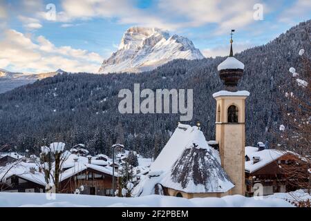 Église de la Madonna della Salute dans le hameau de Chiapuzza, San Vito di Cadore, Valle del Boite, Belluno, Vénétie, Italie Banque D'Images