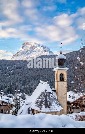 Église de la Madonna della Salute dans le hameau de Chiapuzza, San Vito di Cadore, Valle del Boite, Belluno, Vénétie, Italie Banque D'Images