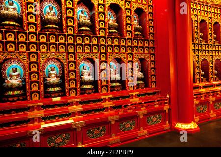 Buddhas dans le temple relique de la dent de Bouddha à Chinatown. Banque D'Images