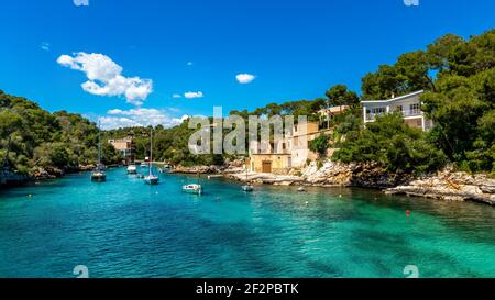 Vacances d'été Cala Figuera avec ciel bleu et soleil Banque D'Images