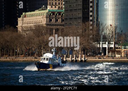 Manhattan, New York, États-Unis. 12 mars 2021. Un bateau du NYPD patrouille le fleuve Hudson à Manhattan, New York. Crédit obligatoire : Kostas Lymperopoulos/CSM/Alay Live News Banque D'Images