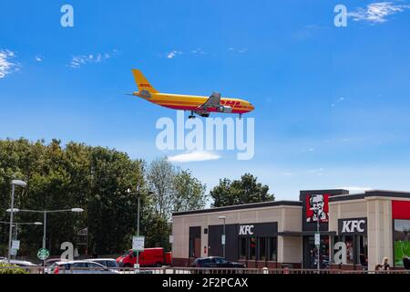 Londres, Heathrow, Royaume-Uni, août 2020. Un avion DHL Cargo survolant un restaurant KFC dans un ciel bleu d'été. Image Abdul Quraishi Banque D'Images