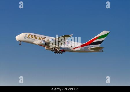 Londres, Heathrow Airport - 2015 septembre, Emirates A380 avec la livrée de rugby 2015 qui déchaîne dans un ciel bleu clair. Image Abdul Quraishi.jpg Banque D'Images