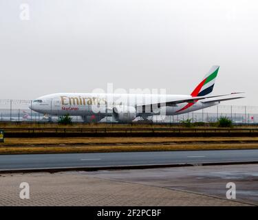 Londres, Heathrow, Royaume-Uni, août 2020. Un Boeing 777 SkyCargo d'Emirates qui roule au sommet de la piste 9R par une journée extrêmement nuageux et couvert. Image Abd Banque D'Images