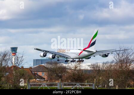 londres, Heathrow Airport, Mars 2020 - Emirates, Double Decker Airbus A380 en vol bas sur l'approche finale, juste au-dessus des maisons résidentielles. Image Abdul Qu Banque D'Images